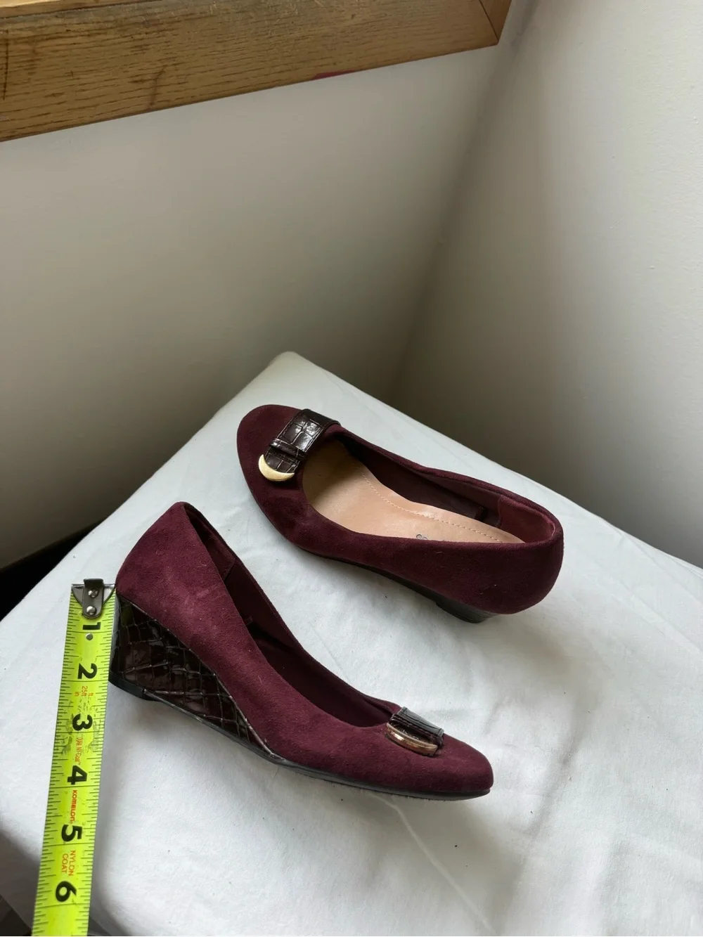 Y2K London Fog Burgundy Suede Wedge Heels Croc Embossed Pumps Size 6